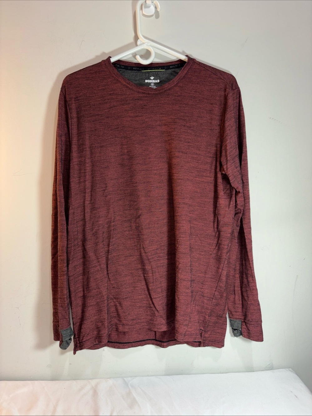 Bombas Long-Sleeve Crew Neck Shirt in Maroon. 956